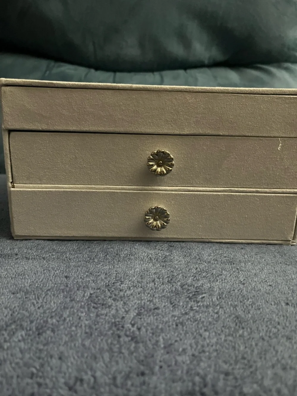 LC Lauren Conrad Cream Velvet Multi-Tier Jewelry Organizer - Picture 3 of 4